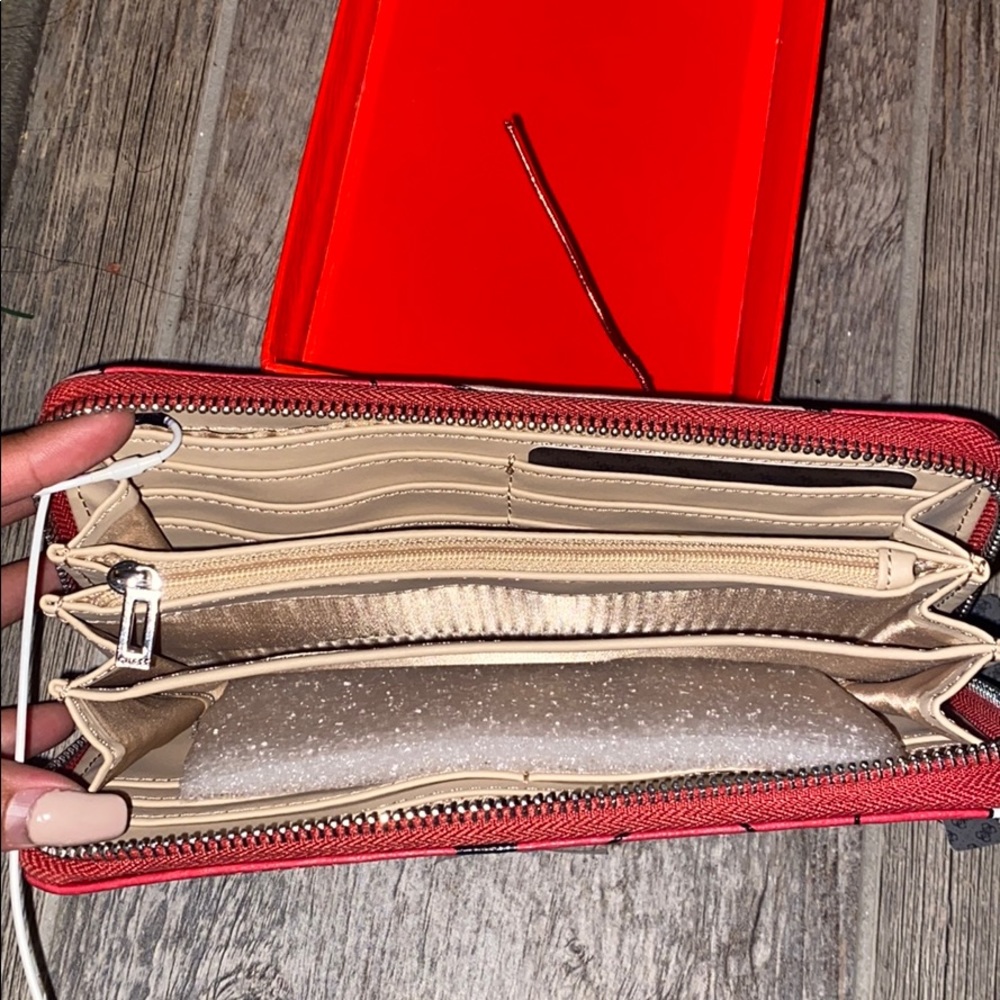 Guess Wallet - Picture 2 of 3